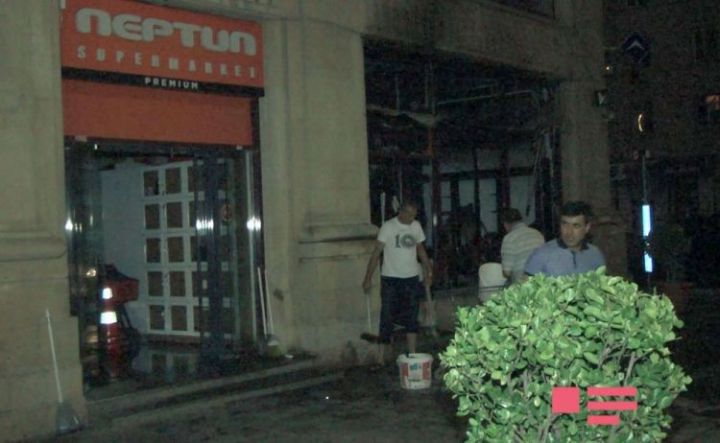 Bakıda “Neptun” supermarketi yanıb