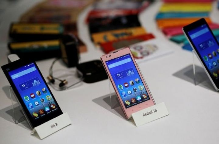 Apple və Samsung ilə rəqabət üçün borca girir