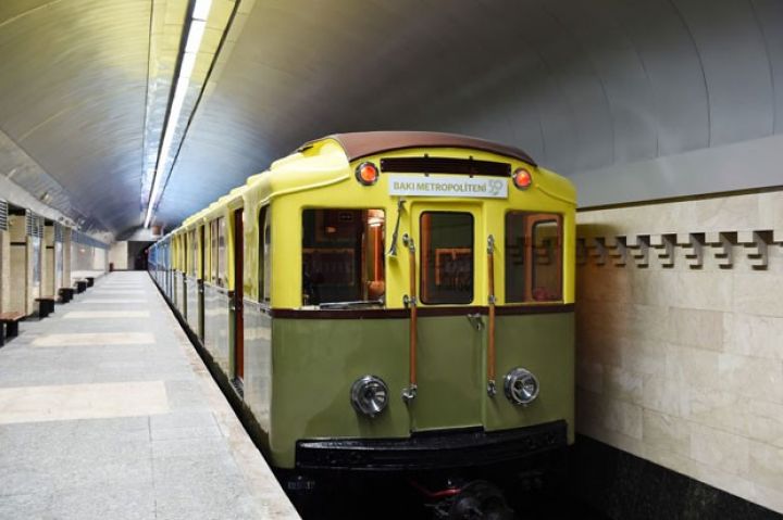 İlham Əliyev retro vaqonlar ilə tanış oldu