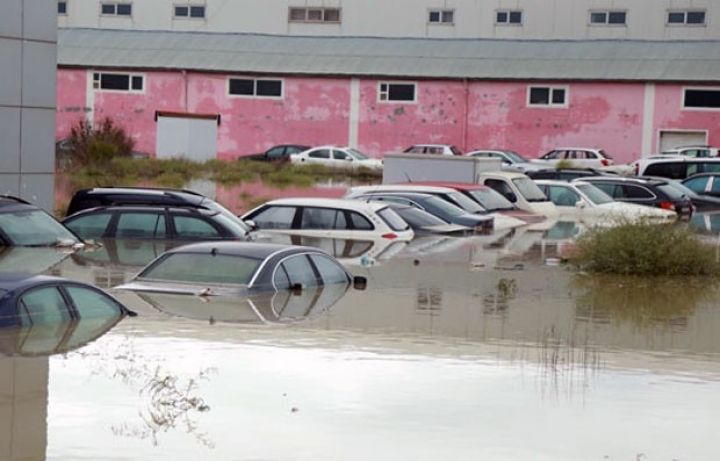 Suyun altda qalan maşınlar “Bank Standard”ın imiş 