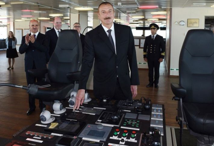 Prezident sualtı tikinti gəmisinin təqdimat mərasimində olub - YENİLƏNİB