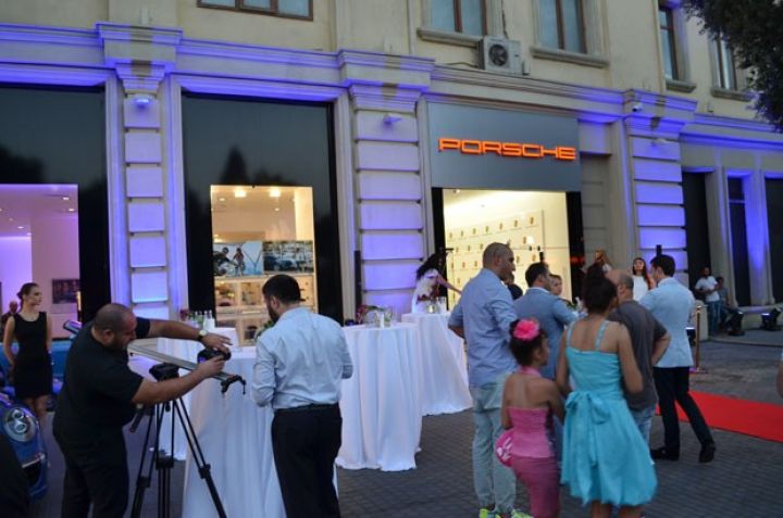 Bakıda Porsche-nin butik salonu açıldı