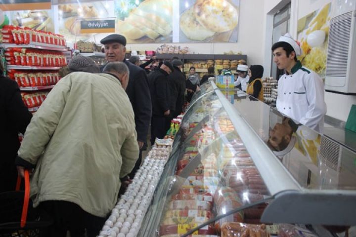 1 milyard 411 milyon manatı "yedik-içdik"