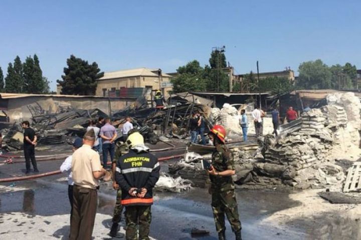 "Taxta bazarı"nda yanğın söndürülüb - İcra başçısı hadisə yerində