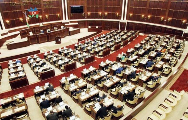 Deputatların maaşı 10 faiz artırılır