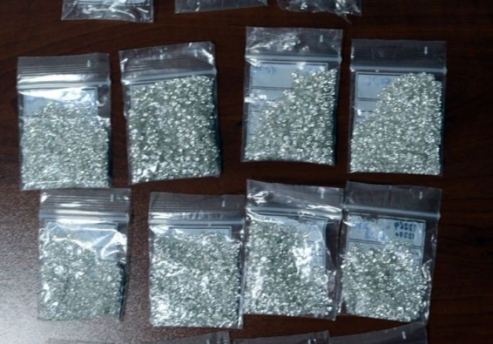 Azərbaycan gömrükçüləri külli miqdarda brilyant qaş müsadirə ediblər