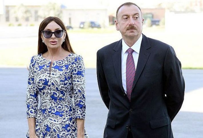 Prezident və ailə üzvləri əsgərlərin andiçmə mərasimində