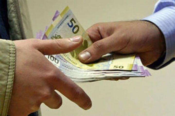 Həkim 2500 manat alarkən yaxalandı
