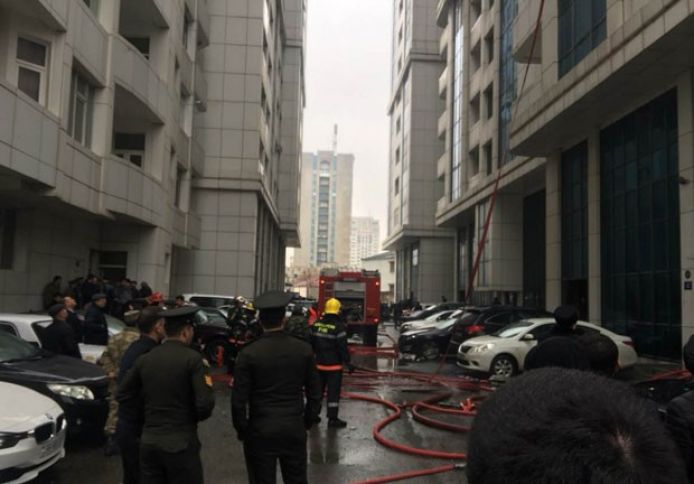 Bakıda yaşayış binasında baş verən yanğın söndürülüb - YENİLƏNİB