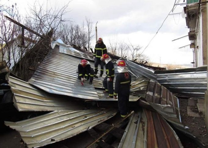 Güclü külək Gürcüstanda ciddi fəsadlar törədib