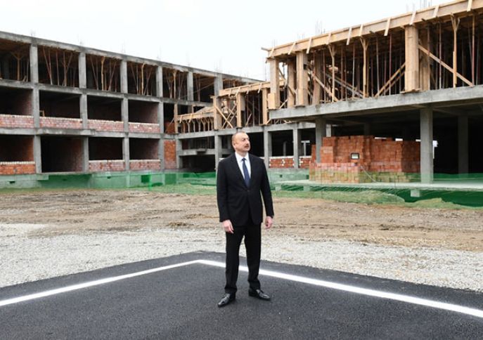 İlham Əliyev yaşayış binalarının tikintisilə tanış oldu - YENİLƏNİB