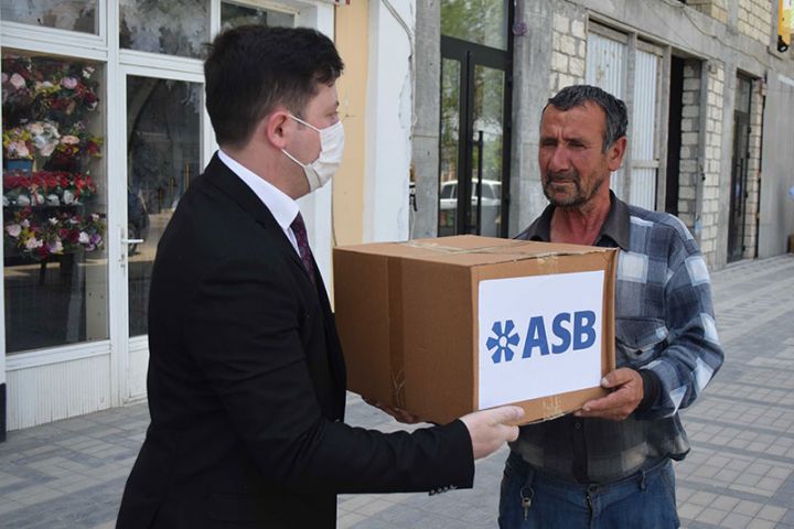 Azərbaycan Sənaye Bankı aztəminatlı ailələrə ərzaq bağlaması payladı