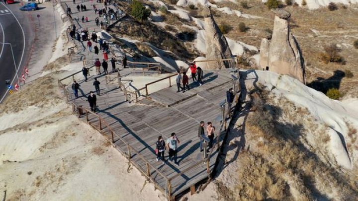 Türkiyəyə gələn xarici turistlərin sayı 3 dəfə azalıb