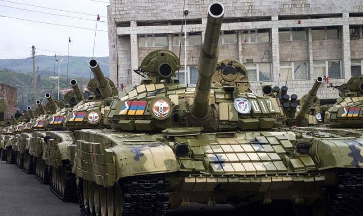 Erməni tankları öz artilleriya bölmələrinin atəşinə məruz qalıb