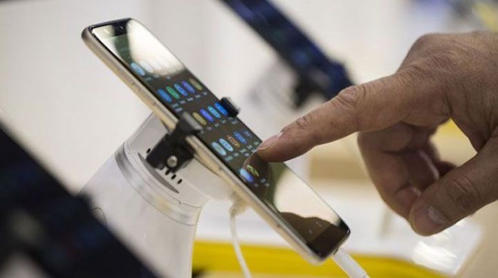 Azərbaycana gətirilən mobil telefonların sayı - 10 QAT AZ GÖSTƏRİLİRMİŞ