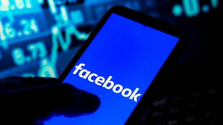 Facebook səhmləri problemdən sonra kəskin ucuzlaşıb, Zuckerbergin sərvəti "əriyib"