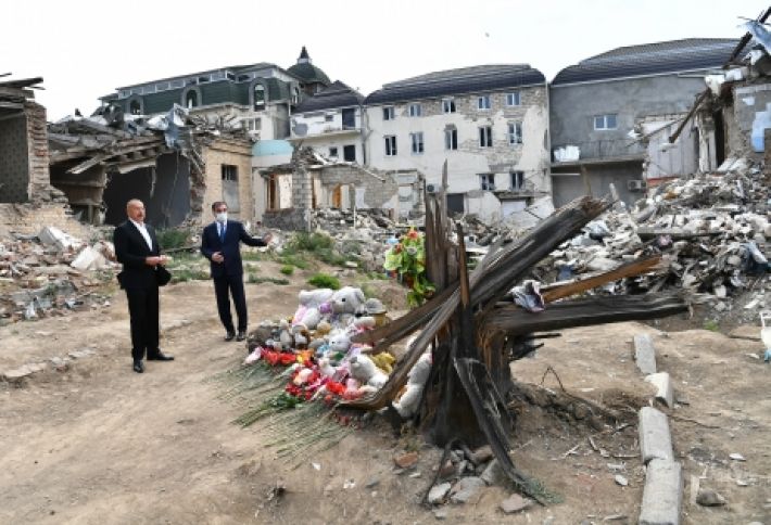 İlham Əliyev Gəncədə raket hücumlarının səbəb olduğu cinayət səhnələri ilə tanış olub
