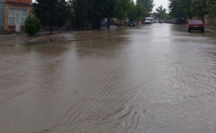 "Dəmir yolu vağzalı", "Sərçə" bazarı sel suları altında qalıb