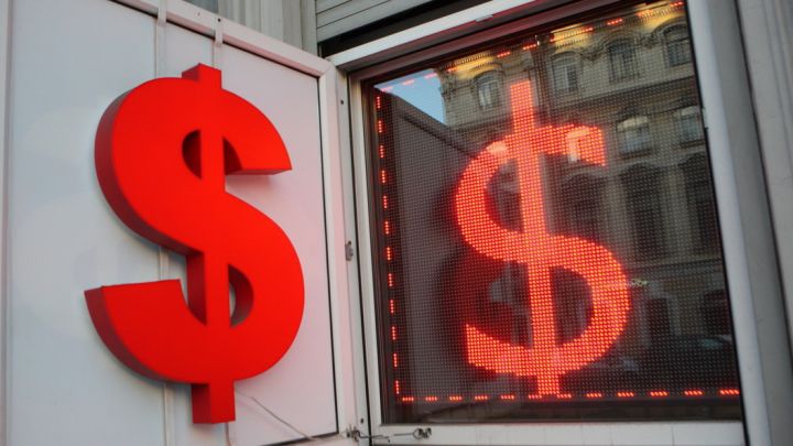 Dolların məzənnəsi 80 rubldan aşağı düşdü