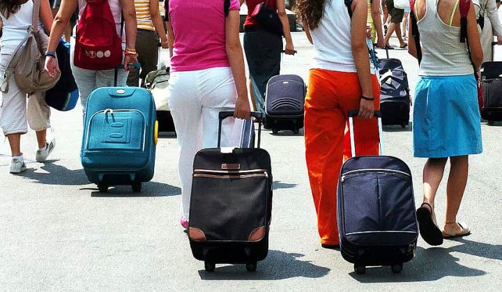 Azərbaycana gələnlərin sayı 2,2 dəfə, gedənlərin sayı isə 2,4 dəfə artıb