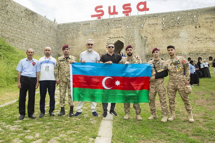 “Bank Respublika”nın dəstəyilə şəhid ailə üzvləri və qazilər Şuşada oldular