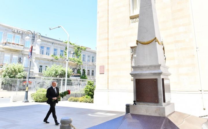 İlham Əliyev Azərbaycan Xalq Cümhuriyyətinin şərəfinə ucaldılmış abidəni ziyarət edib