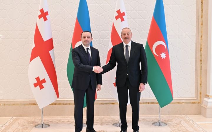 Təkbətək görüş başlayıb