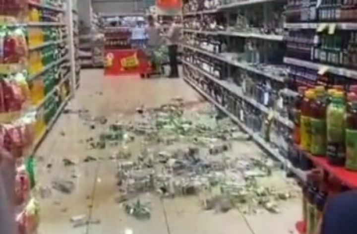 Bakıda marketə gələn şəxs 9 min manatlıq spirtli içkiləri sındırıb