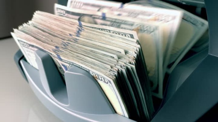 Azərbaycana xaricdən köçürülən pulların həcmi 2 dəfədən çox azalıb