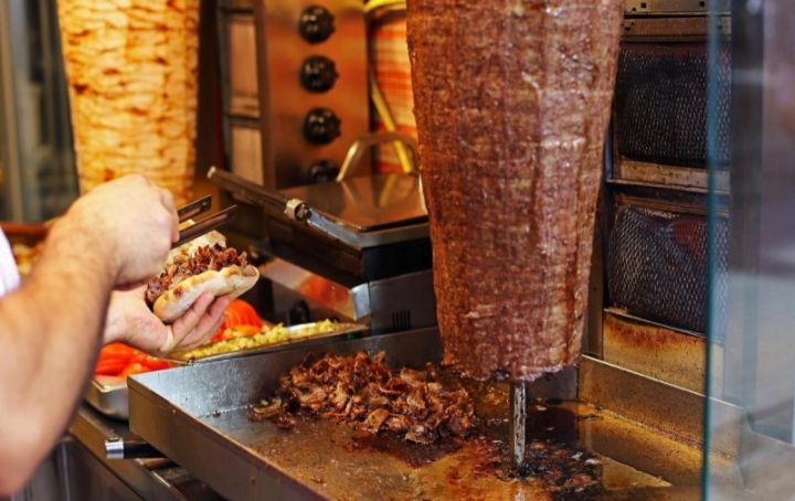 Dönərdən zəhərlənən 21 məktəblidən biri evə buraxılıb, digərlərinin halı stabildir