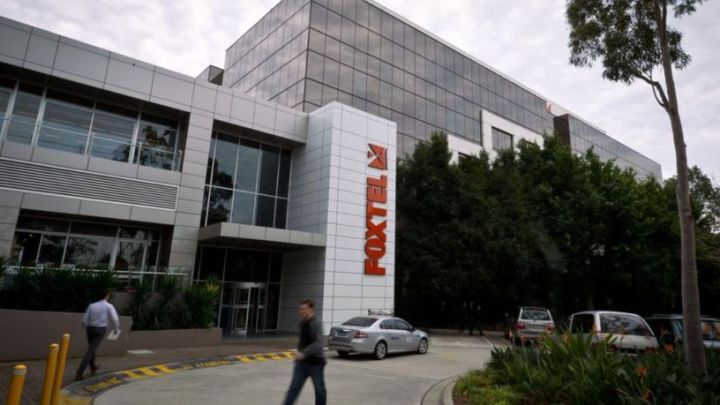 "News Corp." "Foxtel"i 2,1 milyard dollara satır