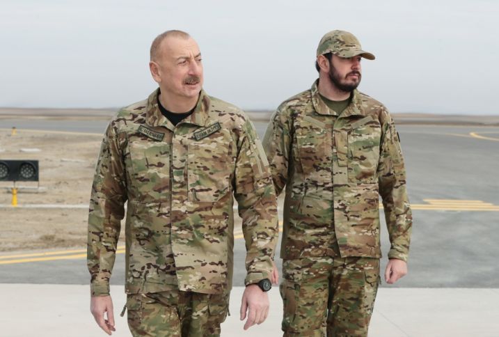 İlham Əliyev və oğlu Heydər Əliyev “Akıncı” hücum PUA-larının uçuşunu izlədilər