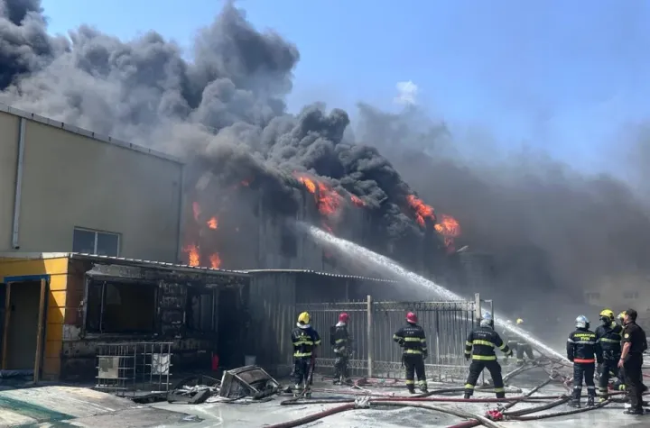 Yanan boya zavodu hansı şirkətə məxsusdur?