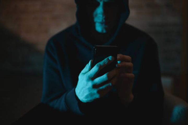 Azərbaycanda nüfuzlu şəxslərin şəxsi məlumatlarını satışa çıxaran haker tutulub