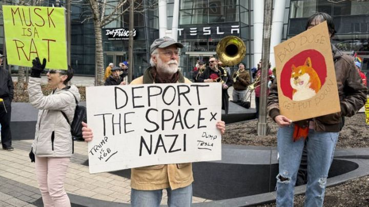 Tesla salonları qarşısında İlon Maska qarşı etirazlar artmaqda davam edir