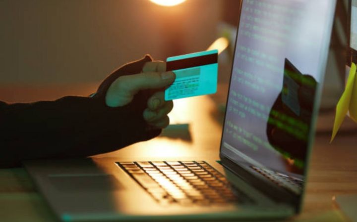 Həftəsonu vətəndaşların bank kartlarından 13 min manatdan çox pul oğurlanıb