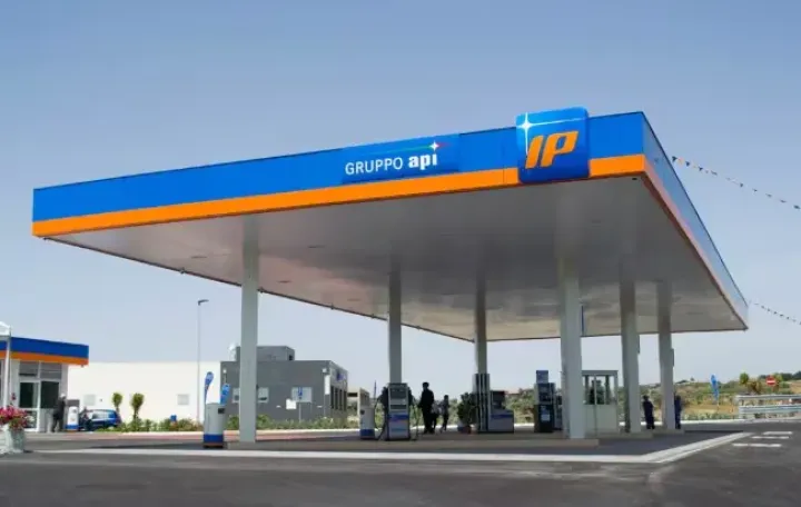 SOCAR İtaliyada 4500 yanacaqdoldurma məntəqəsi olan şəbəkəni aldı