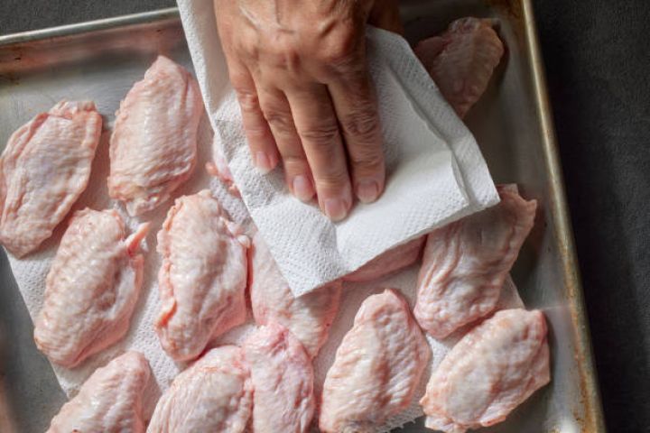 "Azərbaycana Rusiyadan keyfiyyətsiz, qida dəyərini itirmiş toyuq ətinin idxalı artıb" - Assosiasiya