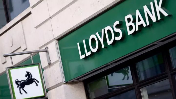 "Lloyds Bank" daha 136 filialını bağlayacaq