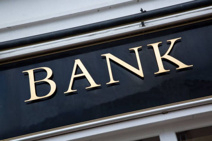 12 bankın xalis mənfəəti azalıb