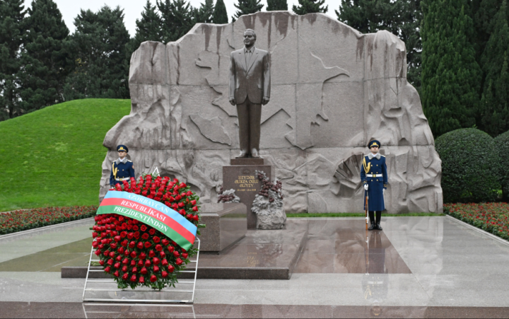 Prezident  və birinci xanım  Ümummilli Lider Heydər Əliyevin məzarını ziyarət ediblər