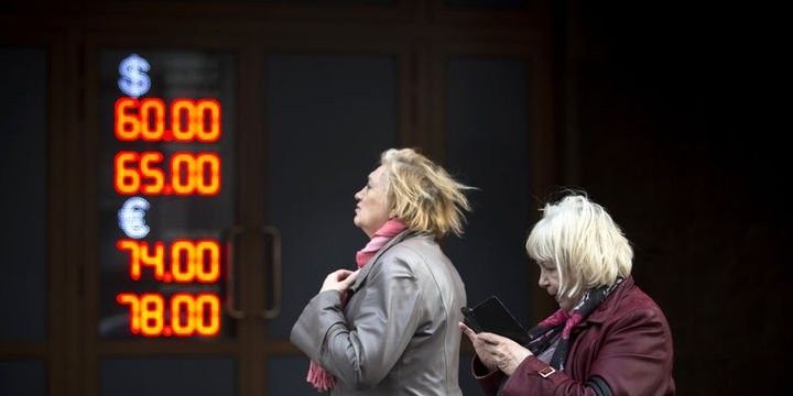 Rubl kəskin ucuzlaşmanın ardından bir qədər dəyər qazanıb