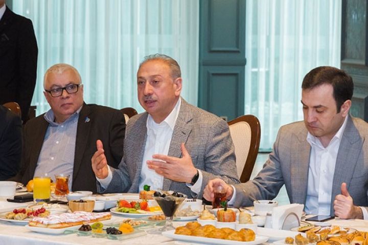 AZAL, turizm şirkətləri və agentliklərin istəklərini dinləyib