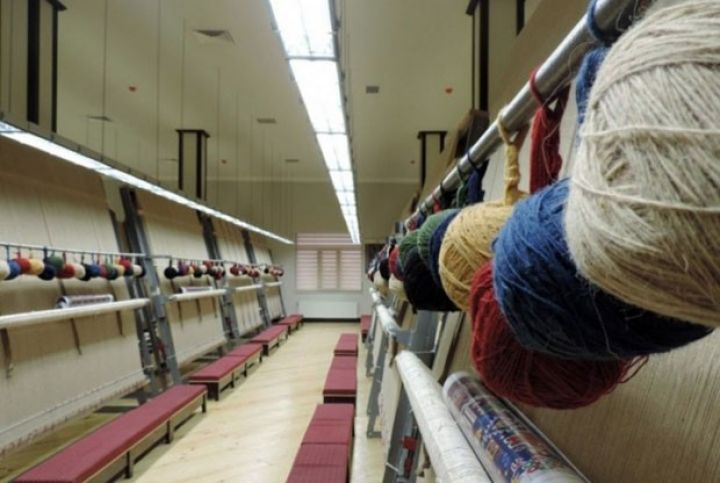 Xalça emalatxanasında son tamamlama işləri görülür