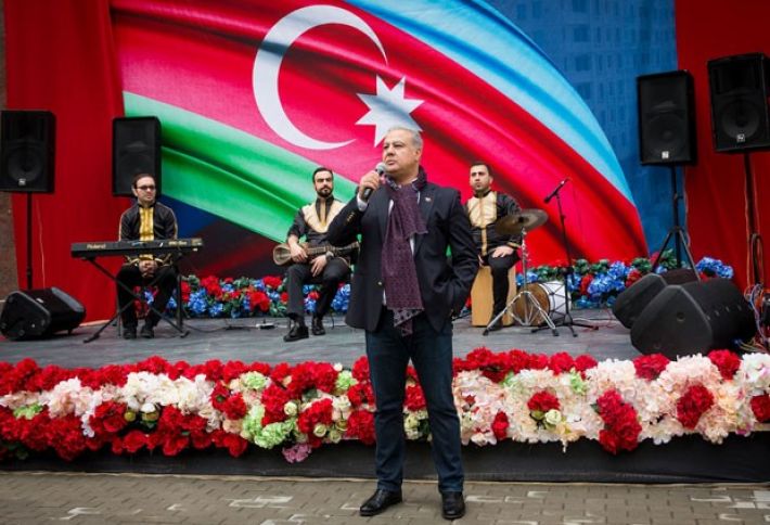 Bakının ən iri həyətində - “Renessans Palace”da Bayraq günü tədbiri keçirilib