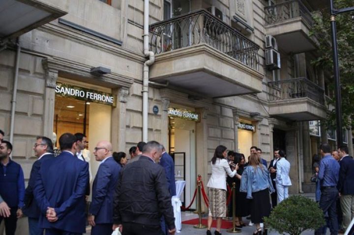 Bakıda lüks geyim butiki açıldı 