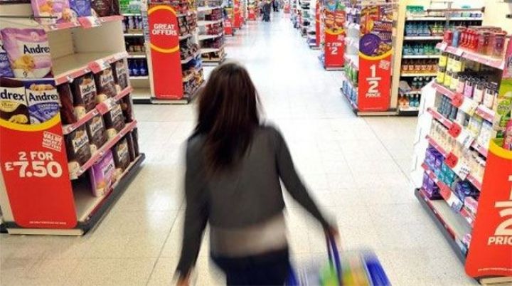 Məşhur marketə silahlı hücum - Müdir müavini xəsarət aldı