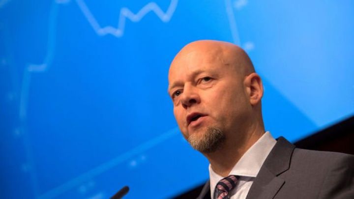 1 trilyon dollarlıq fondun direktoru üzr istədi