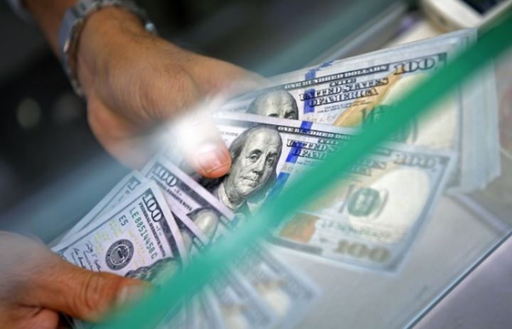 Banklar tərəfindən nağd xarici valyutanın alqı-satqısı kəskin azalıb