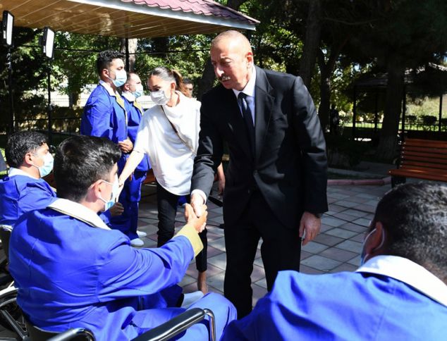 "Yaralı hərbçilərimizin, şəhid olmuş hərbçilərimizin valideynləri qarşısında baş əyirəm"